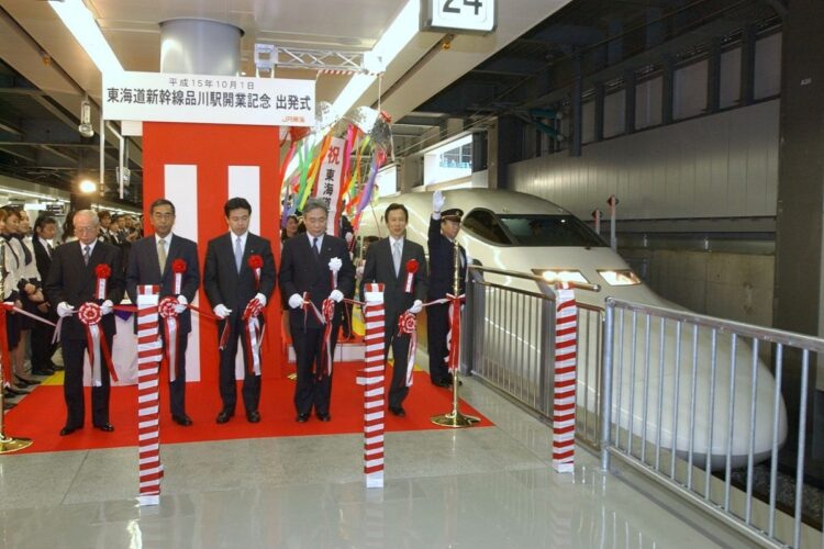 東海道新幹線の品川駅が開業して17年が経った（写真は2003年の開業当時。時事通信フォト）