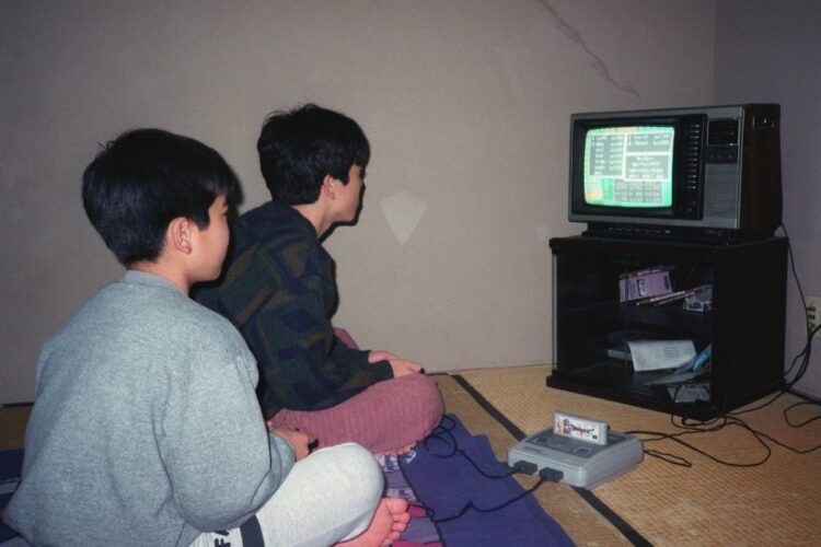 1990年代の子供たちはゲームの攻略法をどう入手していたか？（時事通信フォト）