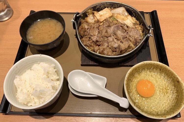 大量の牛肉が盛られた『肉増・すき焼き定食』