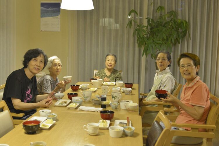 みんなが集まる夕食のひととき（埼玉県「えんの森」）
