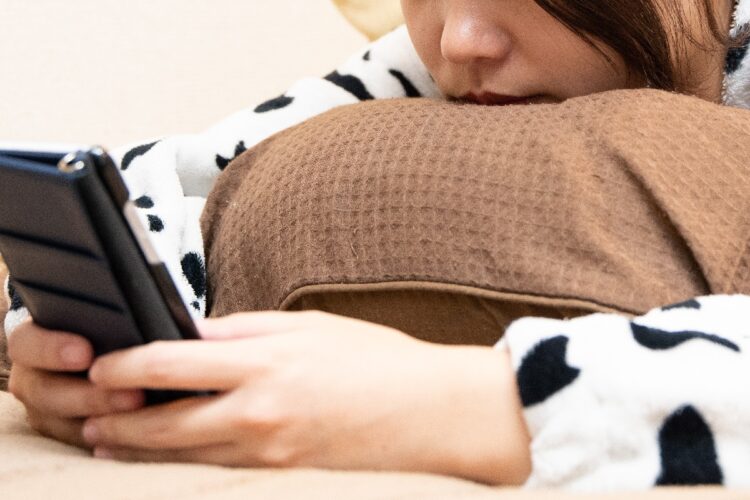 眠る前にどうしてもスマホをいじってしまう…（イメージ）