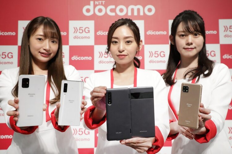 新プランは5Gにも対応する（5G対応の低価格スマホ発表会。時事通信フォト）