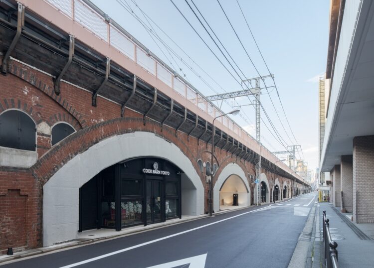 2020年9月に開業した有楽町駅と新橋駅間の高架下の商業施設「日比谷OKUROJI」