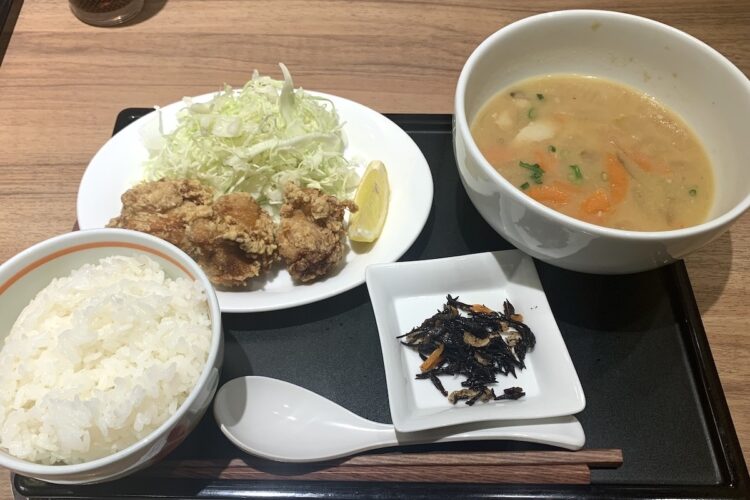 デニーズの『豚汁と選べるおかず膳』。おかずは「鶏のから揚げ」