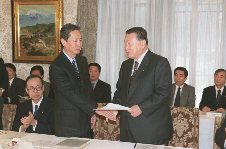 出井伸之氏（左）は2000年に「IT戦略会議」の議長に就任（時事通信フォト）