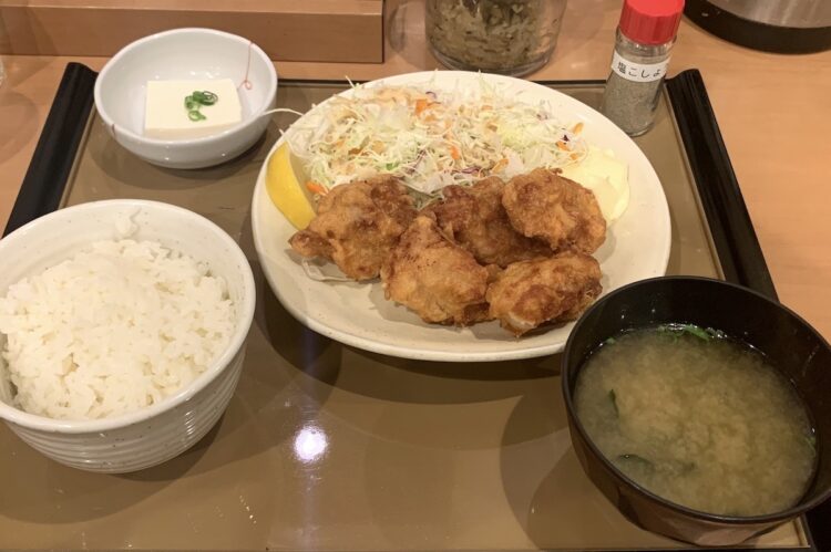 コスパも良好、オーソドックスなやよい軒の『から揚げ定食』