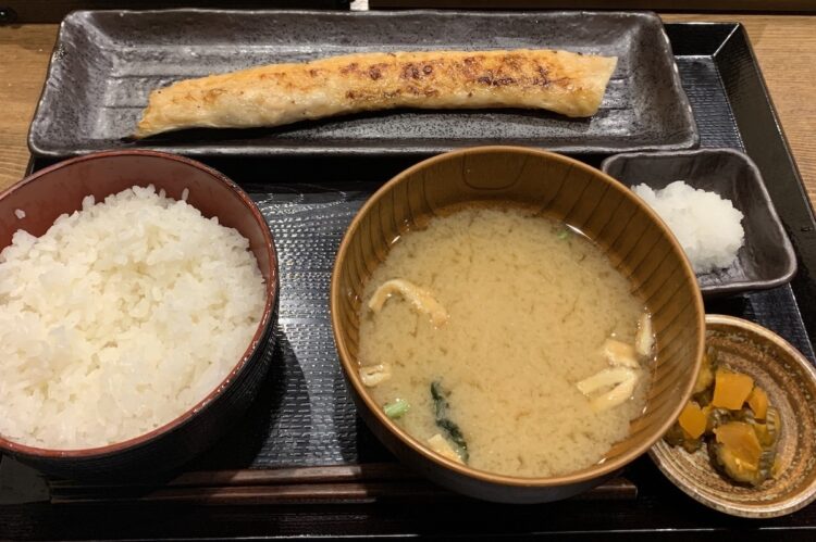 しんぱち食堂の『サーモンハラス定食』。皮までおいしくいただきました