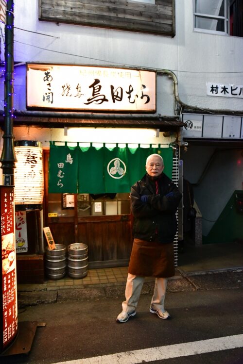 創業は1974年の居酒屋「鳥田むら」。昭和の雰囲気がほどよく刻まれた店内は居心地がよく、長年通い続けるファンも多い