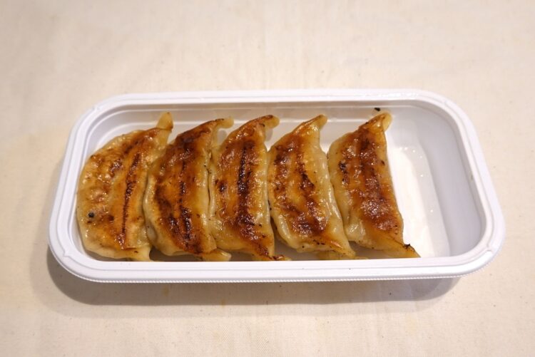 セブン-イレブン『お肉の旨味 ジューシー焼き餃子』。5個入りで259円