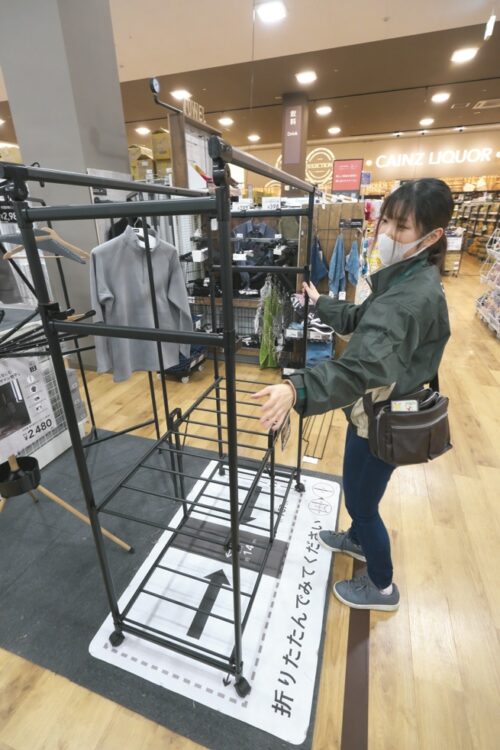 来店客は室内干し用のランドリーラックをたたんでみたりと商品の特徴を実体験できる