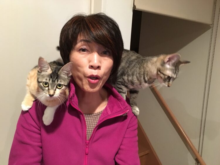 同居人である2匹の愛猫と生活しながら、野菜の栽培も楽しんでいる