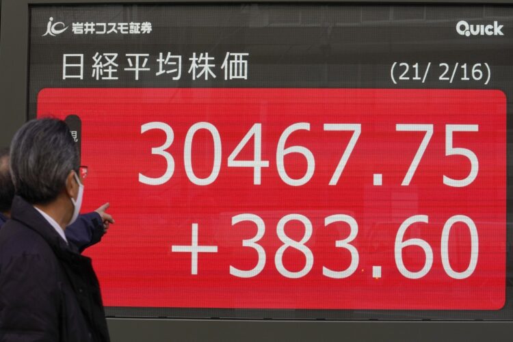 日経平均株価は異例のスピードで3万円の大台を突破（写真／時事通信フォト）