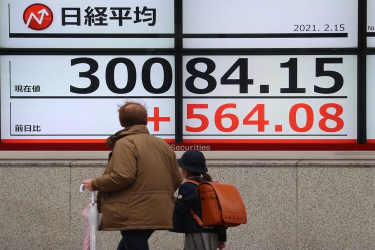 猛烈なスピードで3万円を突破した日経平均株価（写真／時事通信フォト）