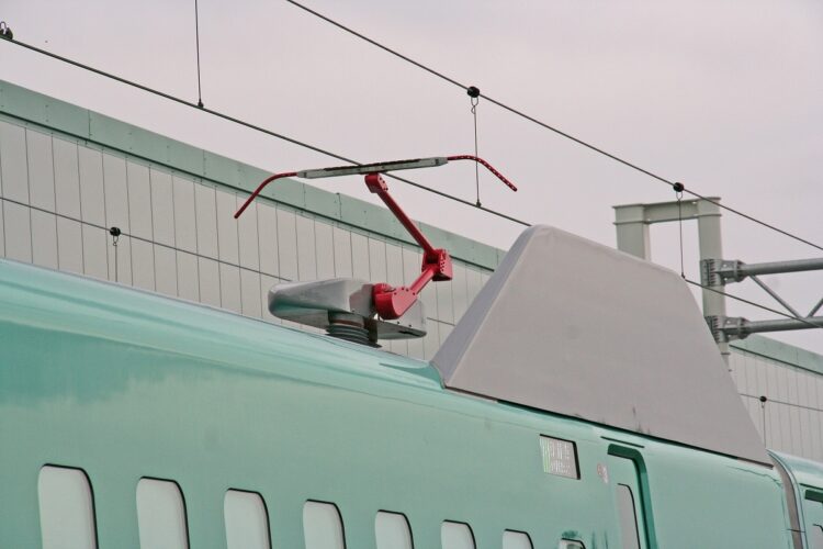 JR東日本新幹線に設置されているパンタグラフとトロリ線（筆者撮影）