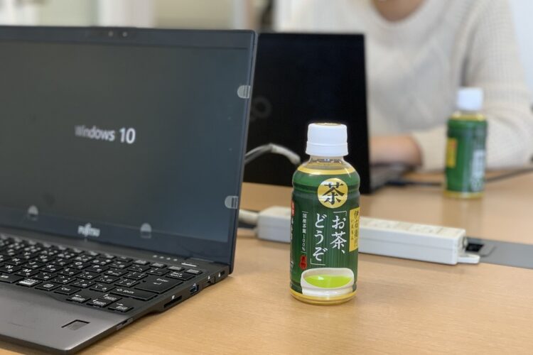 お茶出しをペットボトルにシフトする企業が増えている