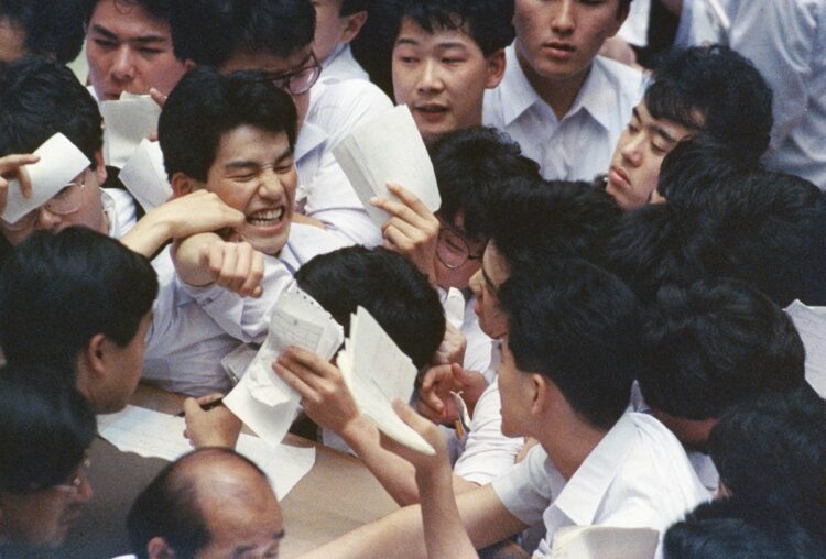 30年前のバブルと今の株高は何が違う？（写真は1988年、東京証券取引所の風物詩だった「場立ち」／時事通信フォト）