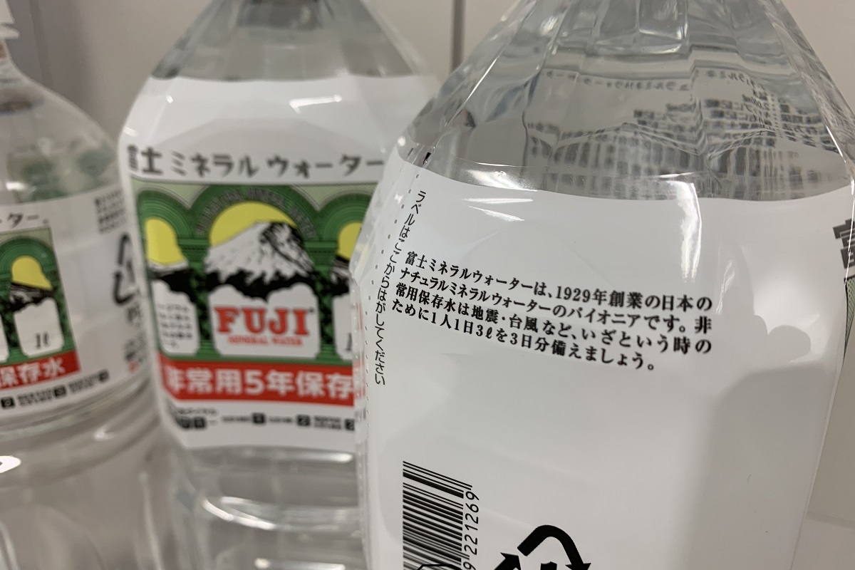 ラベルにも各社通常商品にはない工夫が凝らされている。非常用であることが一見してわかるほか、1日の水分摂取量の目安も