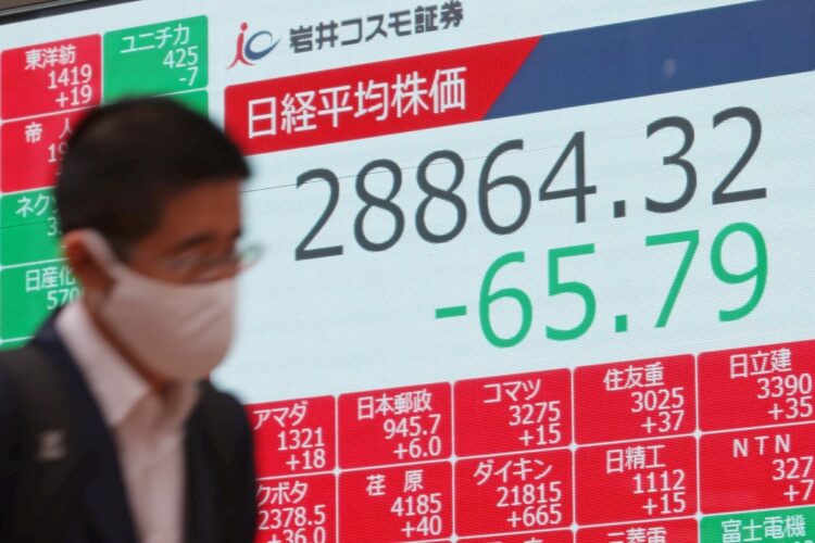 日経平均株価は2万9000円を割って以降、3万円台を回復していない（写真／3月5日、時事通信フォト）