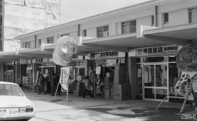 1971年3月　米穀店や電気商店、書店などが並ぶ永山商店街は団地の暮らしを支える。中には開発により農業が続けられなくなった人の生活再建としての店も8店舗あった