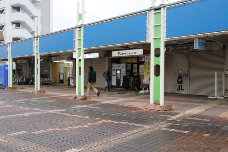 2021年3月　現在の永山商店街（永山団地名店街）。空き店舗が目立ったかつての苦境を乗り越え、リフォームや集客イベントなどの努力で少しずつ活気を取り戻している