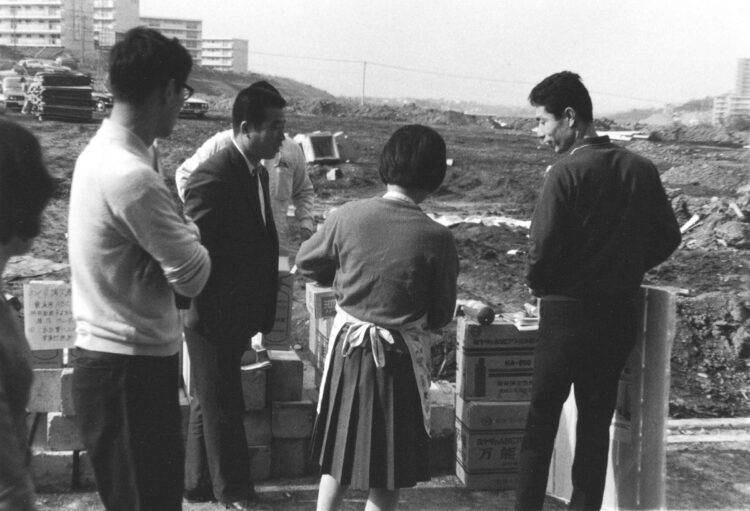 1971年3月　消火器の出張販売に地元の人々が集まった。当時はまだ空き地となっている場所が多数あった。奥は永山南公園、左奥は永山3丁目団地