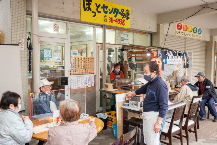 2021年3月　NPO法人永山情報センター福祉会の運営する「ほっとセンター多摩」（2008年開設）。屋台は、10年前の東日本大震災で被災者に食事を振る舞うために作られた