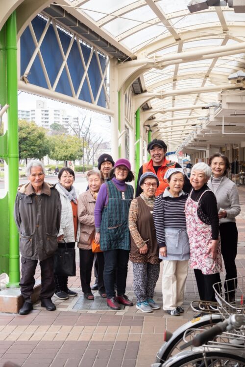 2021年3月　永山商店街の福祉亭に集まった住民の皆さん。エレベーターの設置されていない団地も数多いが、「住み心地がよくて離れることができません」と笑いながら話す（右から4人目が瀧口さん、右端がNPO法人福祉亭理事長・寺田美恵子さん）