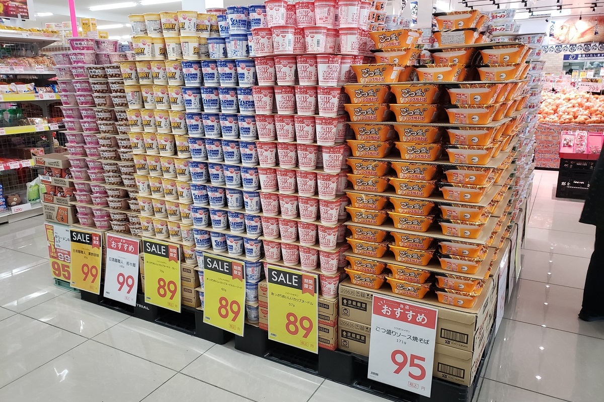 店内に入ってすぐ目に飛び込んできたのは、山積みされた「89円」のカップラーメン！