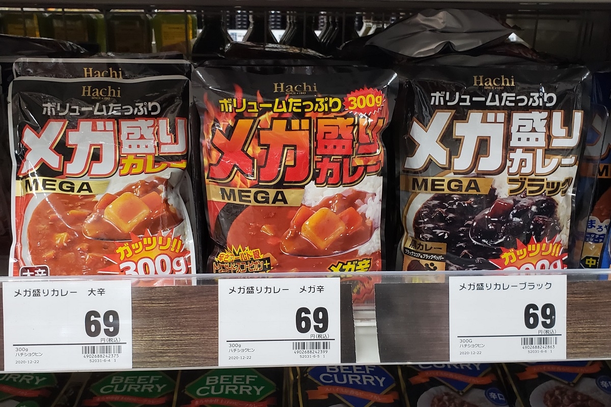 「ハチ食品」の「ボリュームたっぷりメガ盛りカレー」の「メガ辛」は300グラムで69円