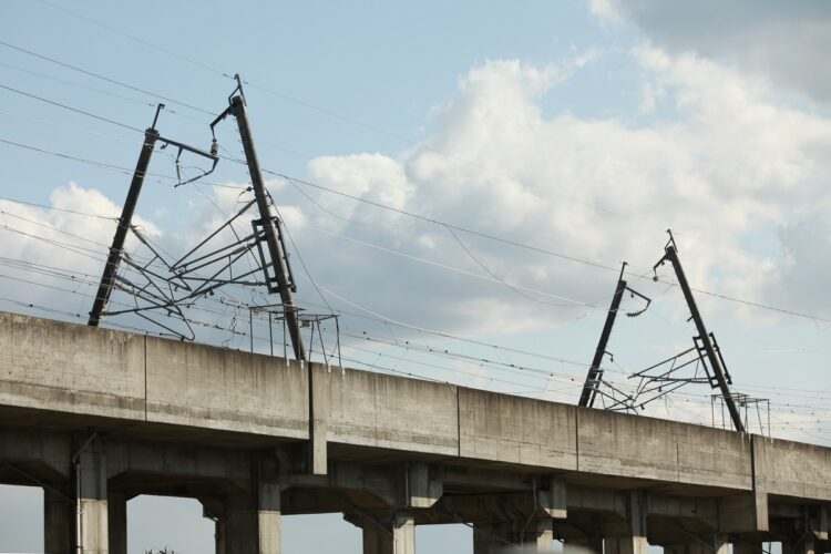 東日本大震災で損傷した東北新幹線の電柱（写真／2011年3月、時事通信フォト）