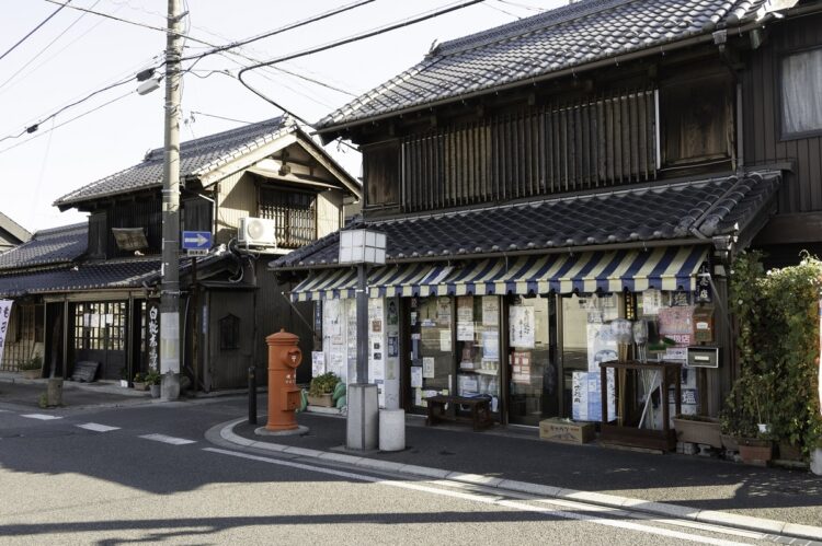 旧・日光街道沿いは趣のある建物が並ぶ（古河の街並み）