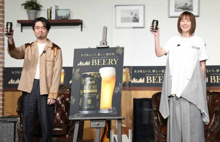 アサヒやサッポロは「糖質ゼロビール戦争」にどう対抗するか（写真は「アサヒ ビアリー」PRの様子／時事通信フォト）