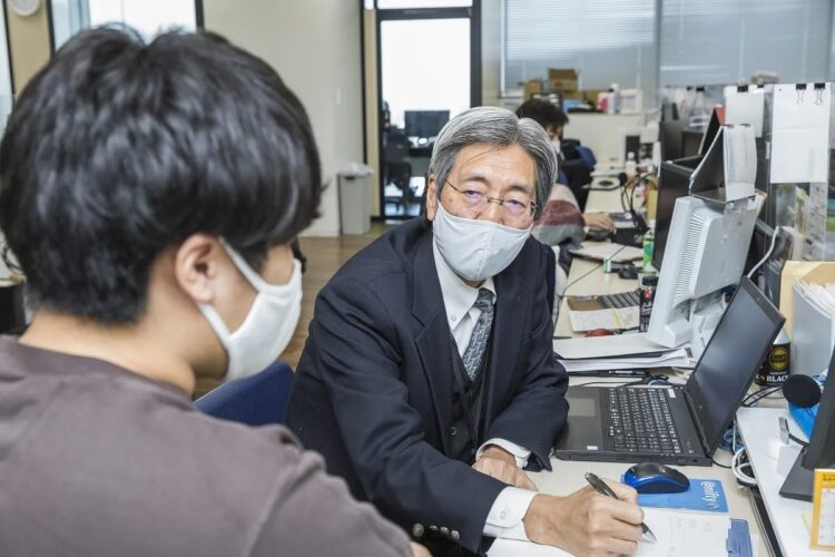 家電量販大手ノジマの丸本さんは週5日、1日7時間半のフルタイムで勤務。役職手当は無いが、60歳時点の給料と変わらない条件で働いている