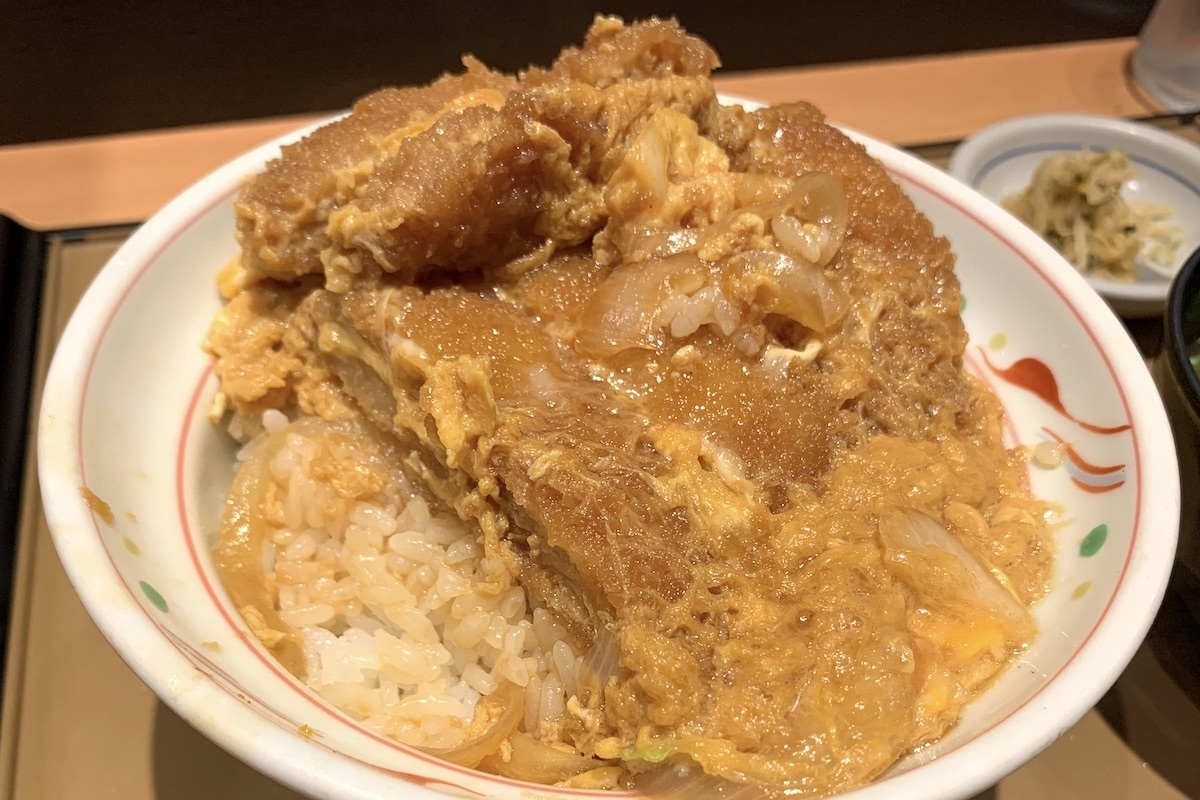 やよい軒「かつ丼」のごはん大盛り。かつをちょっとだけめくってみたところ