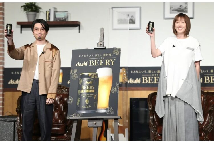 アサヒやサッポロは「糖質ゼロビール戦争」にどう対抗するか（写真は「アサヒ　ビアリー」PRの様子／時事通信フォト）