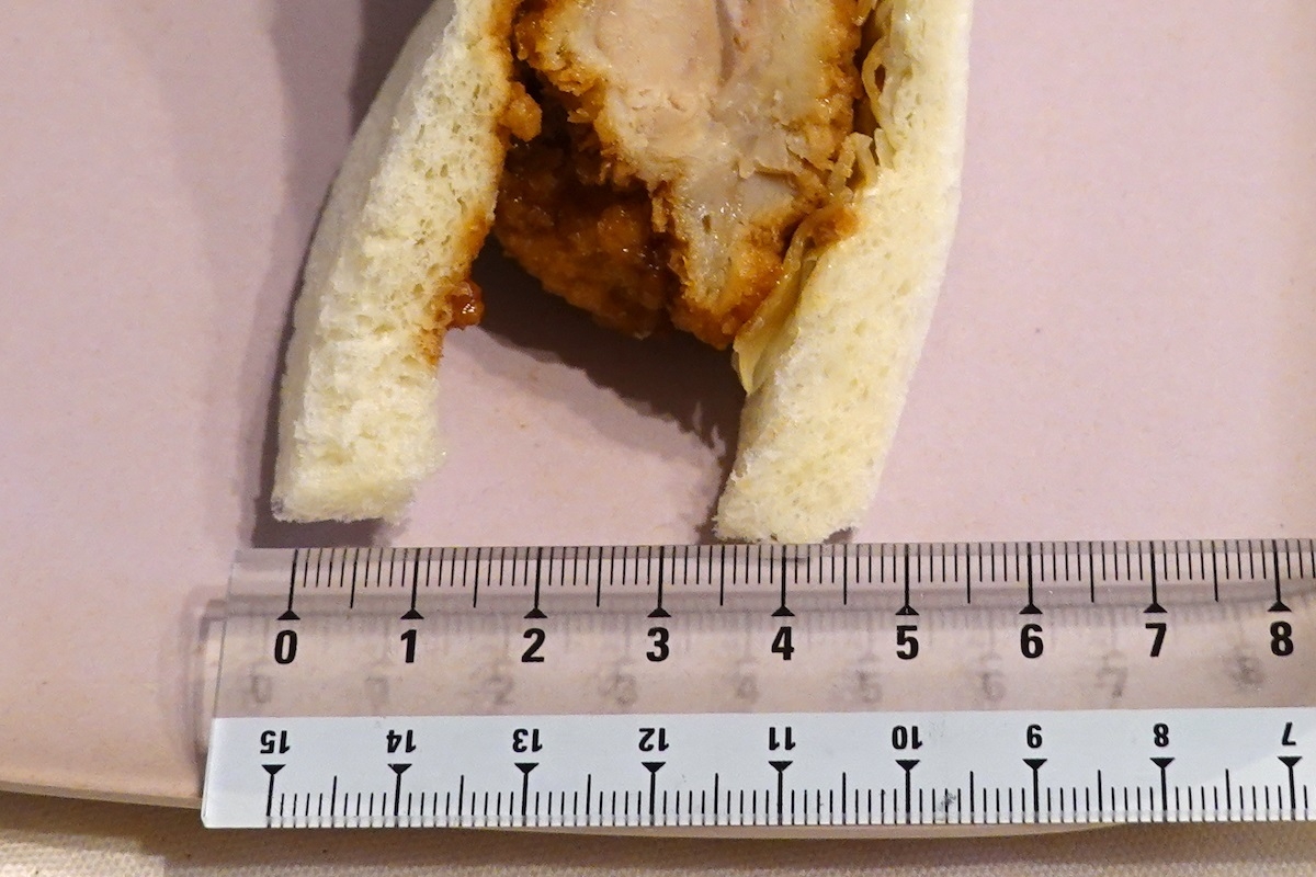 ローソン『チキンカツサンド』の最も厚い部分は約4.5cm