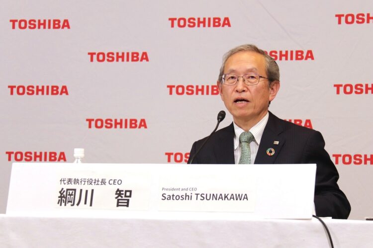 車谷暢昭社長の後任に就く綱川智氏。車谷氏は会見時不在だった（写真／時事通信フォト）