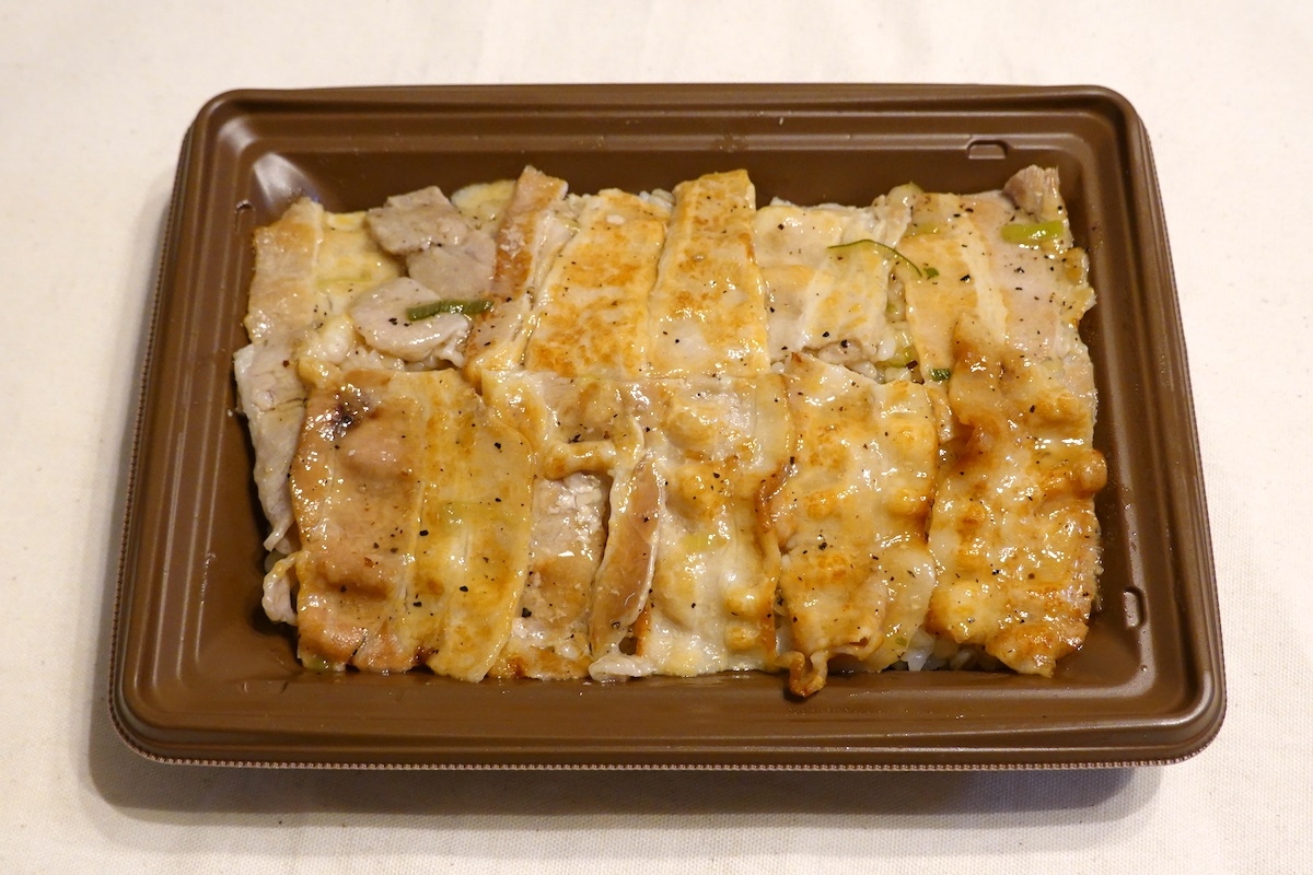 セブン-イレブン『レモン塩だれのねぎ豚カルビ弁当（麦飯）』の蓋を開けた様子