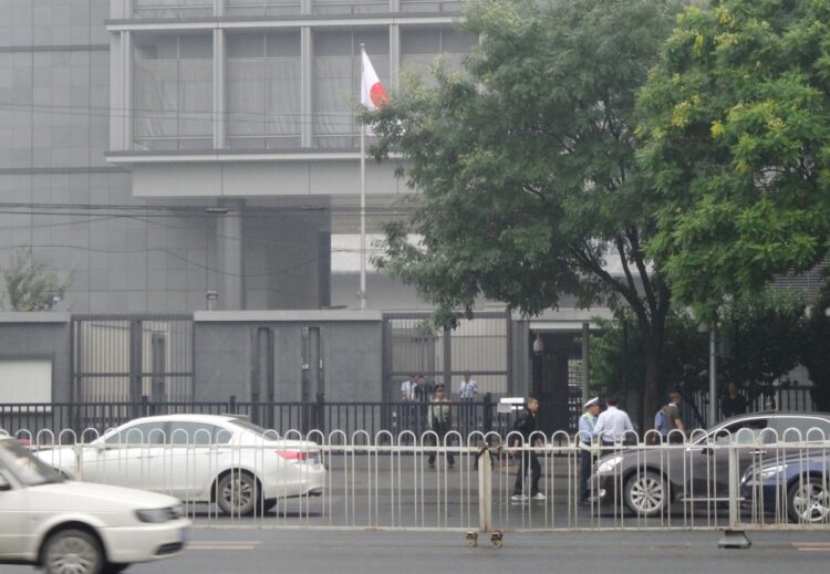 北京の日本大使館では85人の中国人スタッフが働いているという（時事通信フォト）