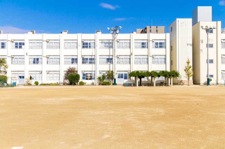 学校の隣に家があれば、直前まで寝ていられるが…（イメージ）