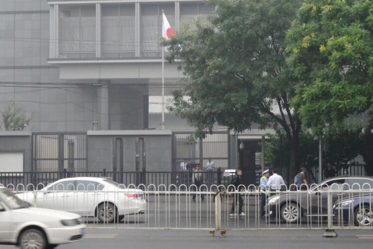 北京の日本大使館では85人の中国人スタッフが働いているという（時事通信フォト）