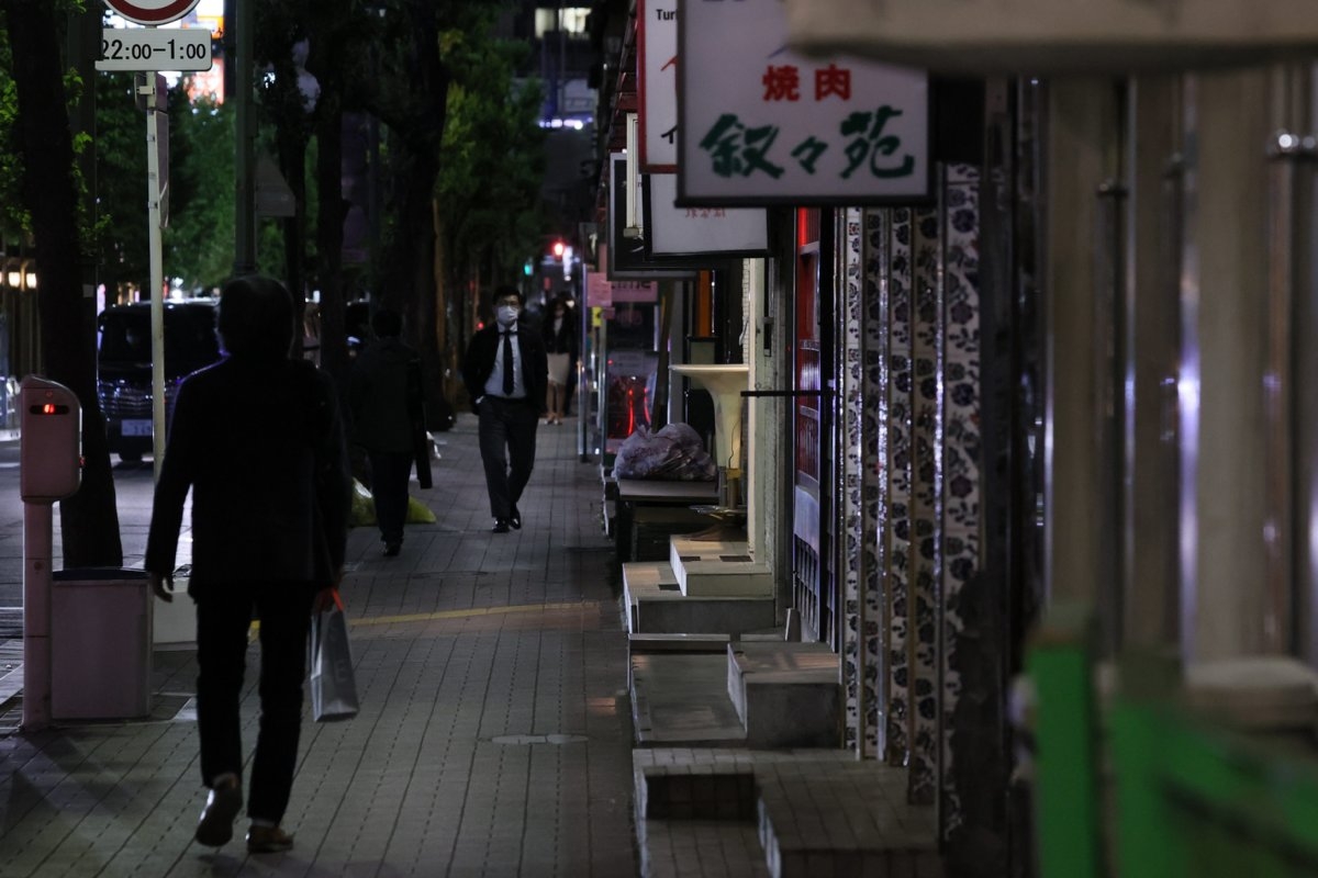 緊急事態宣言発令でネオンも消えて閑散とする銀座の飲食店街（時事通信フォト）