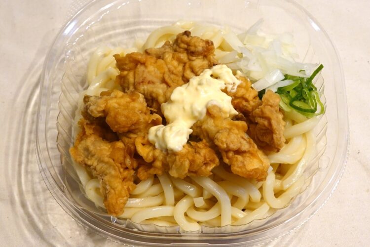 ファミリーマート『冷し鶏天タルタルうどん』。鶏天のボリュームはたっぷり