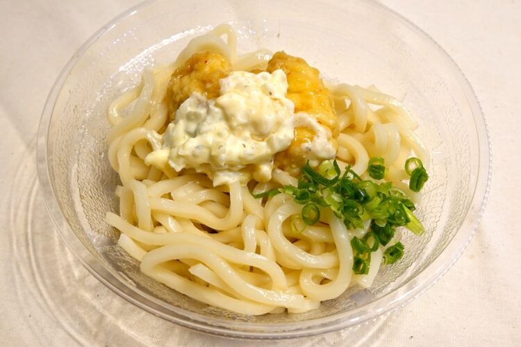 ローソン『タルタル鶏天うどん』。鶏天はとても柔らかい