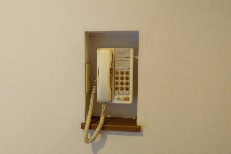 壁に設置された固定電話