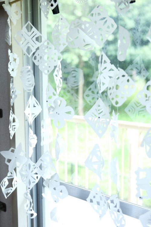 DIYが趣味の小笠原さんが作ったモービルが窓際を飾る