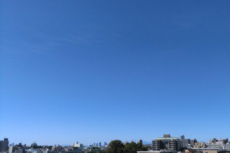 屋上で気晴らししたい気持ちはわかるが…（イメージ）