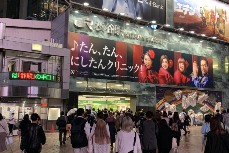 渋谷駅に向かう人たち（5月27日午後8時頃撮影）