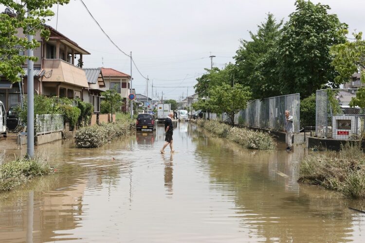 大雨で冠水した福岡県大牟田市の道路（2020年7月8日、写真／時事通信社）