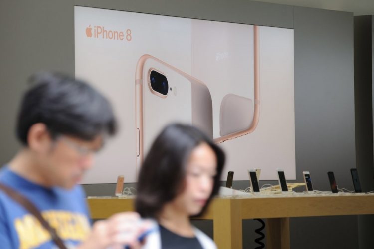 iPhone 8のゴールドはピンクゴールドに近い色合い（AA/時事通信フォト）